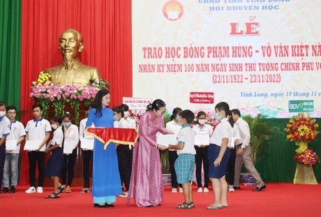 Lãnh đạo UBND Vĩnh Long trao học bổng Phạm Hùng - Võ Văn Kiệt cho học sinh.