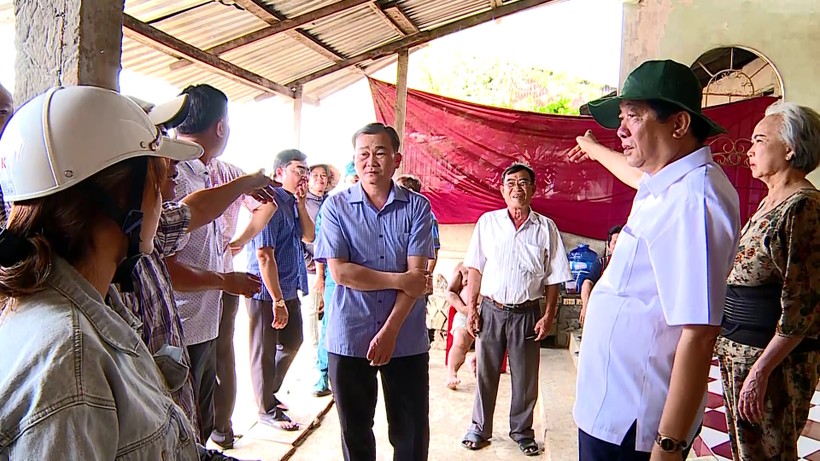  Lãnh đạo UBND tỉnh Vĩnh Long đã đến thăm hỏi, động viên, tặng quà cho các hộ dân bị ảnh hưởng bởi sạt lở.