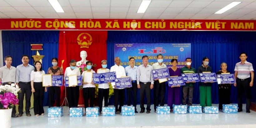 Đại diện lãnh đạo huyện Tri Tôn (tỉnh An Giang) trao tặng bảng biểu trưng nhà tình nghĩa cho 10 gia đình chính sách.
