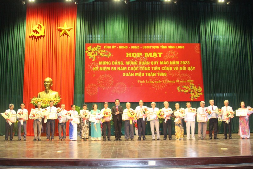 Lãnh đạo tỉnh uỷ Vĩnh Long trao huy hiệu Đảng đợt 3 tháng 2 cho đồng chí cao niên tuổi Đảng.