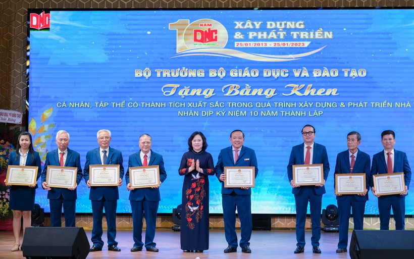 Thứ trưởng Ngô Thị Minh trao Bằng khen của Bộ truởng Bộ GD&ĐT cho tập thể cá nhân Trường Đại học Nam Cần Thơ.