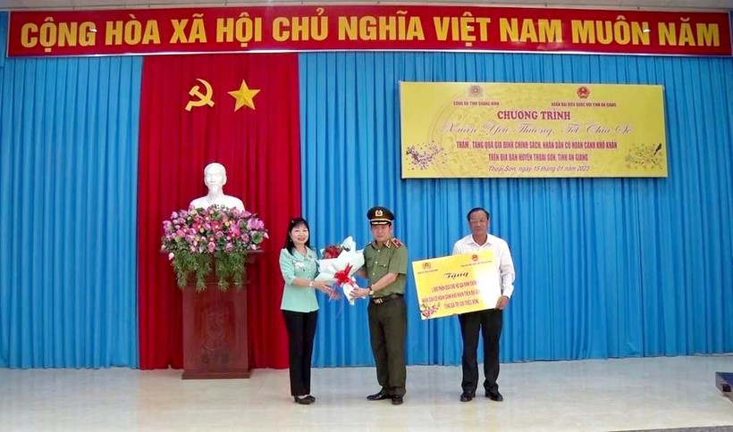 Giám đốc Công an tỉnh Quảng Ninh trao bảng biểu trưng 1.000 phần quà tặng các gia đình chính sách, hộ khó khăn tỉnh An Giang.