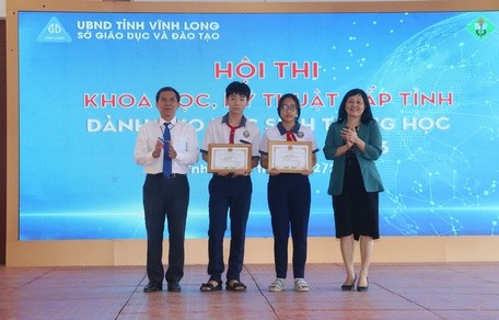 Lãnh đạo Sở GD&ĐT Vĩnh Long trao giải nhất tại hội thi.
