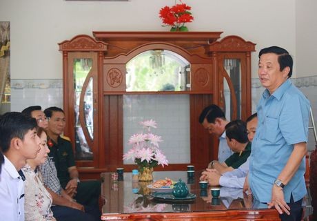 Lãnh đạo tỉnh ủy Vĩnh Long thăm hỏi thanh niên nhập ngũ.