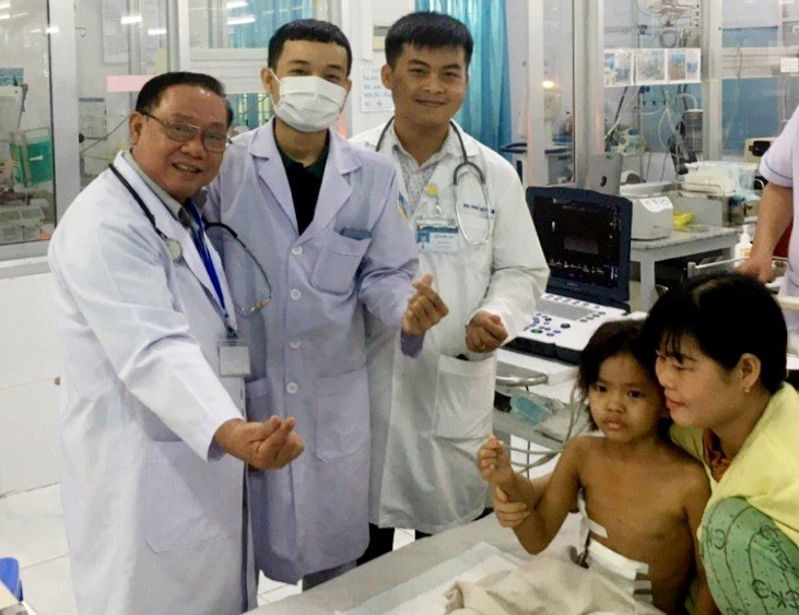 Niềm vui của các Y, Bác sĩ Bệnh viện Sản – Nhi An Giang khi bé Y được phục hồi sức khỏe và sắp được xuất viện.