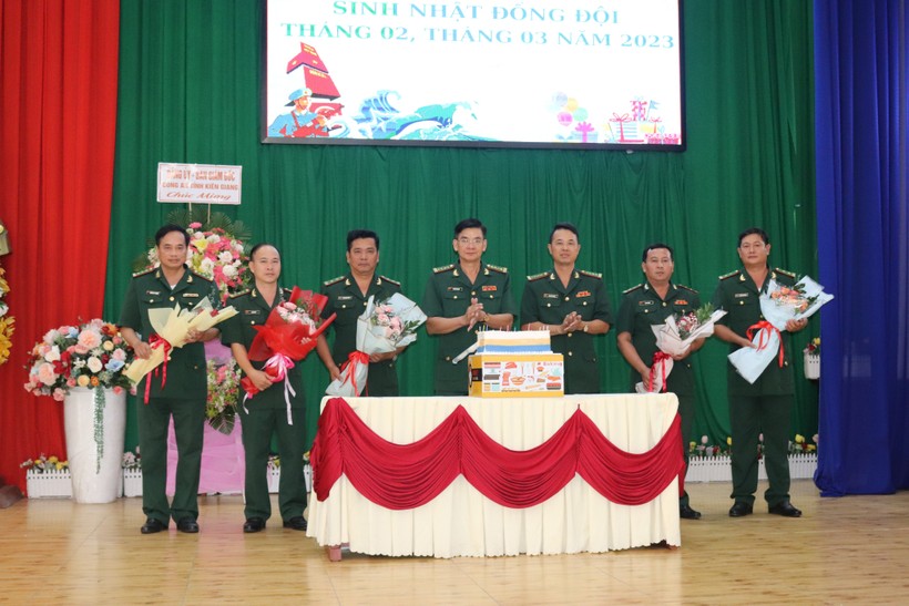 BĐBP Kiên Giang tổ chức sinh nhật đồng đội cho các cán bộ chiến sĩ tại buổi lễ.