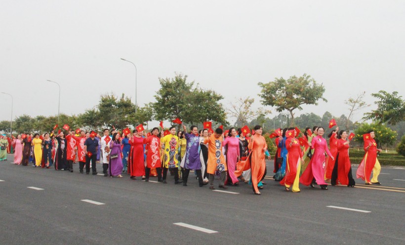 Đoàn phụ nữ tỉnh diễu hành trên đường Võ Văn Kiệt, phường 9, thành phố Vĩnh Long.
