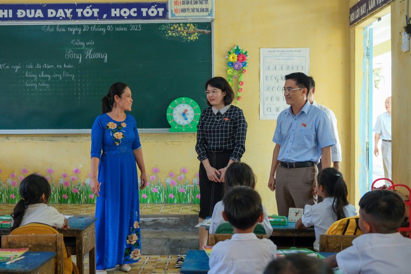 Đoàn giám sát của UBTV Quốc hội đi thực tế tại Trường Tiểu học Vĩnh Hải 3 (Vĩnh Châu, Sóc Trăng).