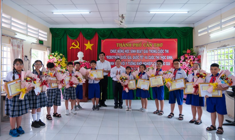Lãnh đạo UBND TP Cần Thơ khen thưởng học sinh đạt giải Robothon quốc tế.