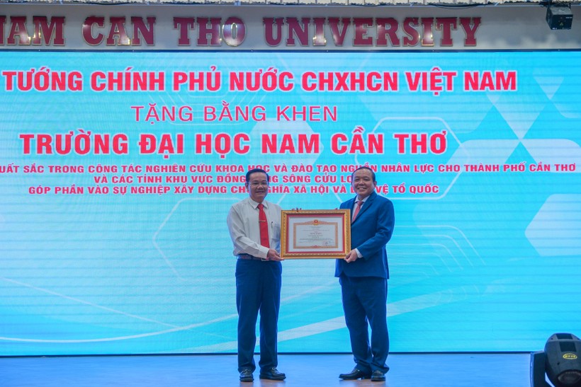 Đại diện lãnh đạo Trường ĐH Nam Cần Thơ đón nhận bằng khen Thủ tướng Chính phủ.