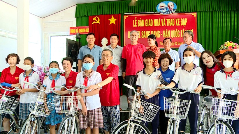 Vĩnh Long vận động tặng 7 chiếc xe đạp cho các em học sinh khó khăn