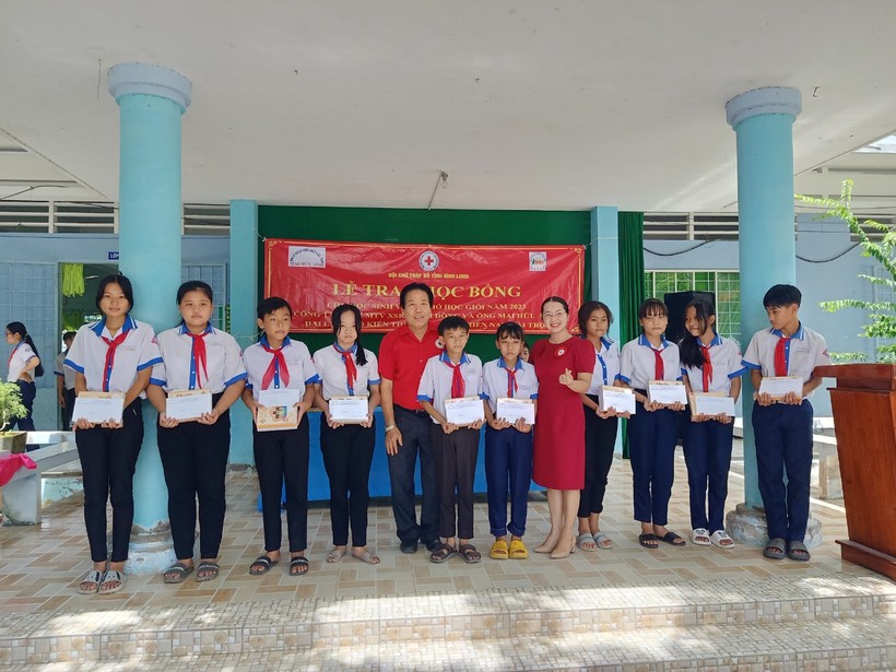 Hội Chữ thập đỏ Vĩnh Long tặng học bổng cho các em học sinh khó khăn.