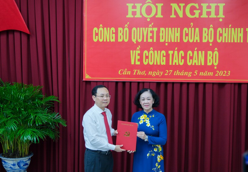 Bà Trương Thị Mai, trưởng Ban Tổ chức trung ương trao quyết định chuẩn y của Bộ Chính trị đối với ông Nguyễn Văn Hiếu.