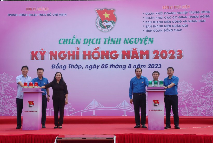 Đại biểu thực hiện nghi thức phát động các hoạt động trong Chiến dịch tình nguyện Kỳ nghỉ hồng cấp Trung ương năm 2023 tại tỉnh Đồng Tháp.