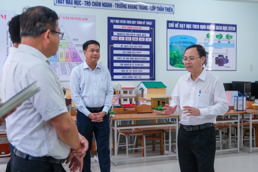  Đoàn công tác thăm và nắm bắt tình hình thực tế tại trường THCS Đoàn Thị Điểm, quận Ninh Kiều (TP. Cần Thơ).