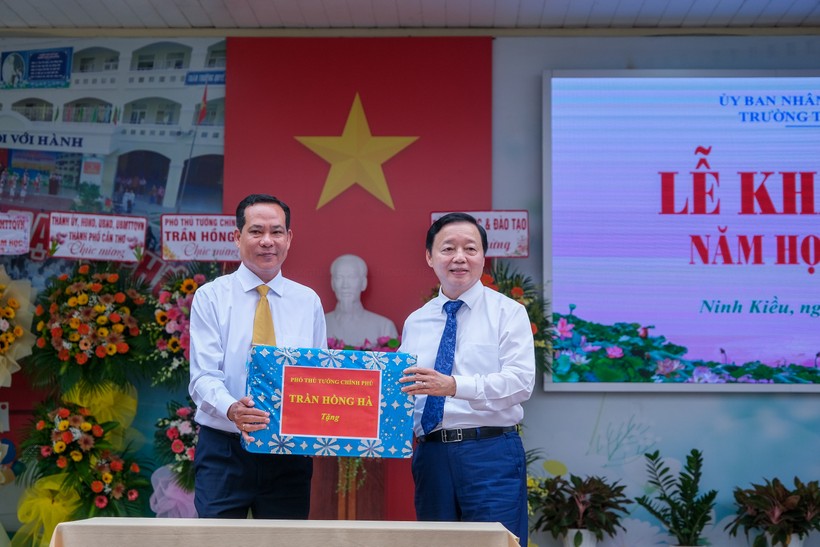 Phó Thủ tướng Trần Hồng Hà tặng quà cho nhà trường nhân lễ khai giảng năm học mới.