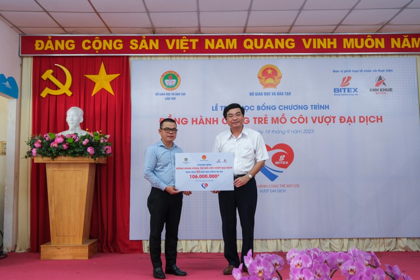Ông Trần Thanh Bình, Giám đốc Sở Giáo dục và Đào tạo tiếp nhận tài trợ từ Công ty BITEX.