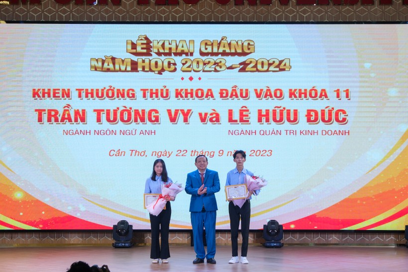 TS Nguyễn Tiến Dũng, Chủ tịch Hội đồng trường ĐH Nam Cần thơ khen thưởng thủ khoa đầu vào khoá 11.