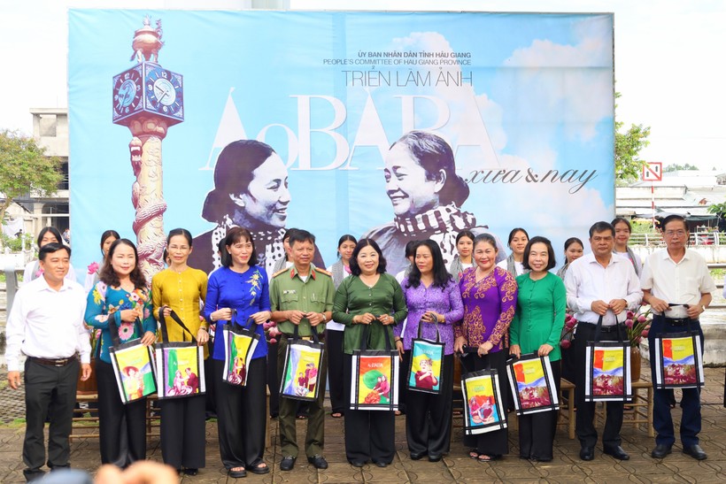Đại biểu chụp ảnh lưu niệm tại triển lãm tranh "Chiếc áo bà ba xưa và nay" (ảnh Minh Trung).