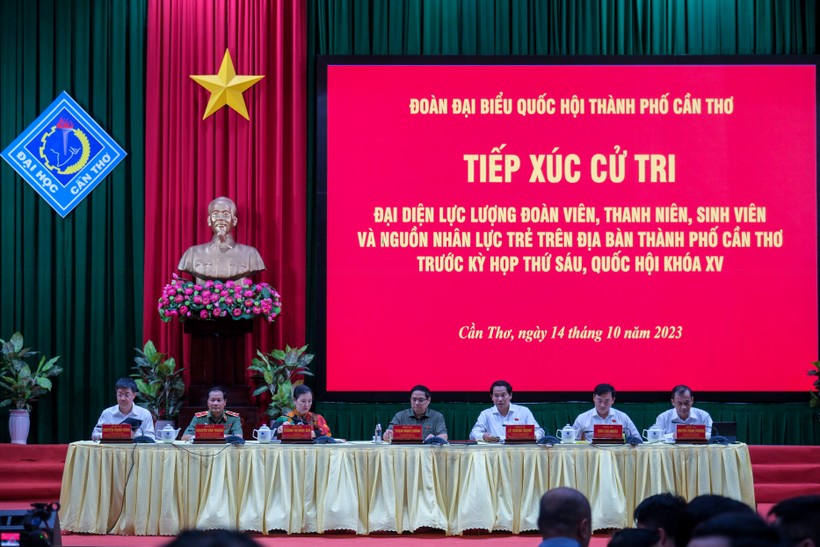 Thủ tướng tiếp xúc cử tri thanh niên, sinh viên, lao động trẻ ở Cần Thơ.