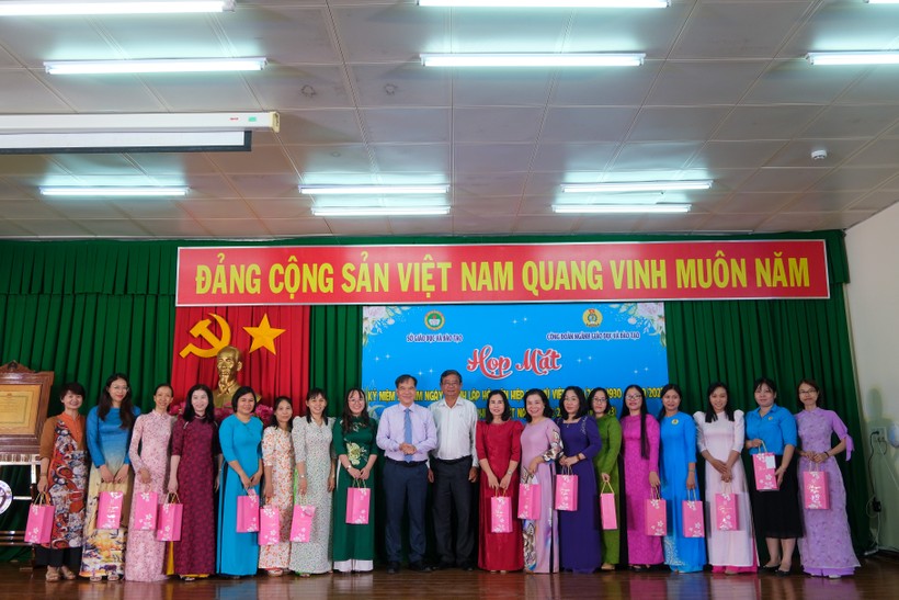Ông Nguyễn Phúc Tăng, Phó Giám đốc Sở GD&ĐT tặng quà cho nữ cán bộ quản lý ngành GD thành phố