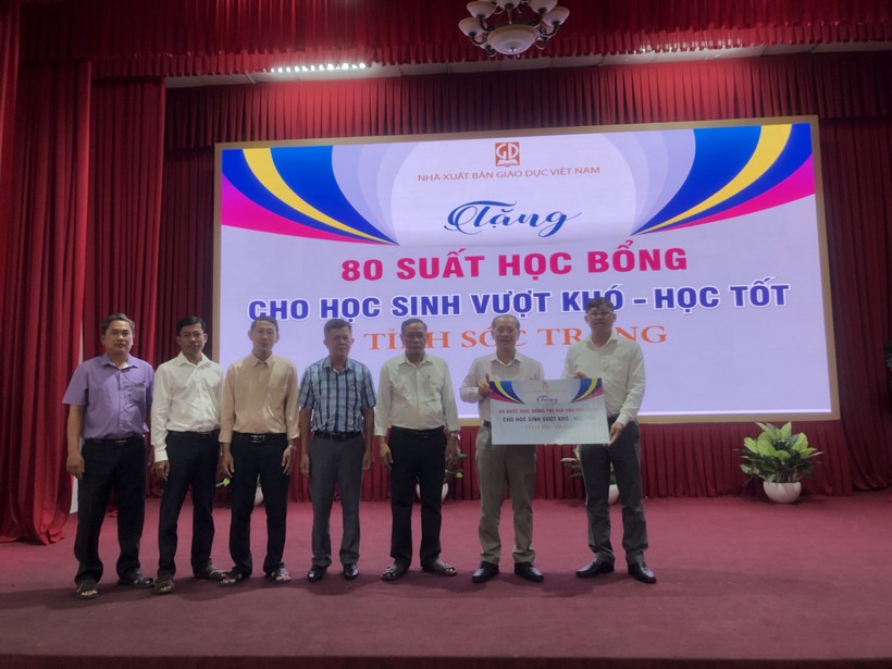 Ông Nguyễn Việt Mười – Phó Giám đốc Sở Giáo dục và đào tạo Sóc Trăng nhận bảng biểu trưng.