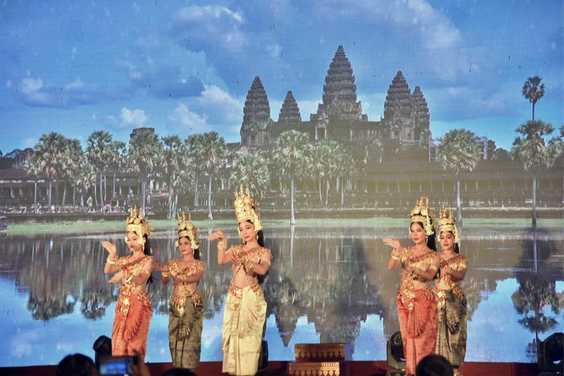 Các nghệ sĩ đến từ Đoàn nghệ thuật Vương quốc Campuchia biểu diễn tại chương trình.