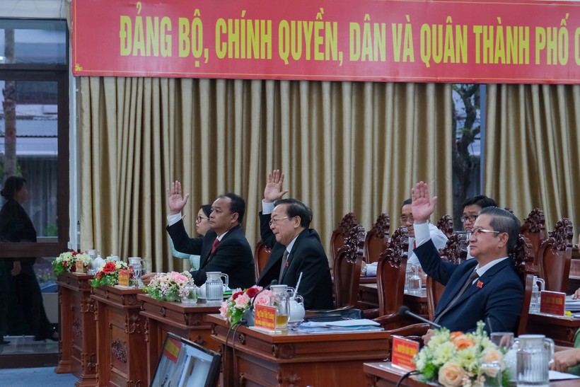 Các đại biểu HĐND TP Cần Thơ biểu quyết thống nhất miễn nhiệm chức vụ Phó Chủ tịch UBND thành phố.