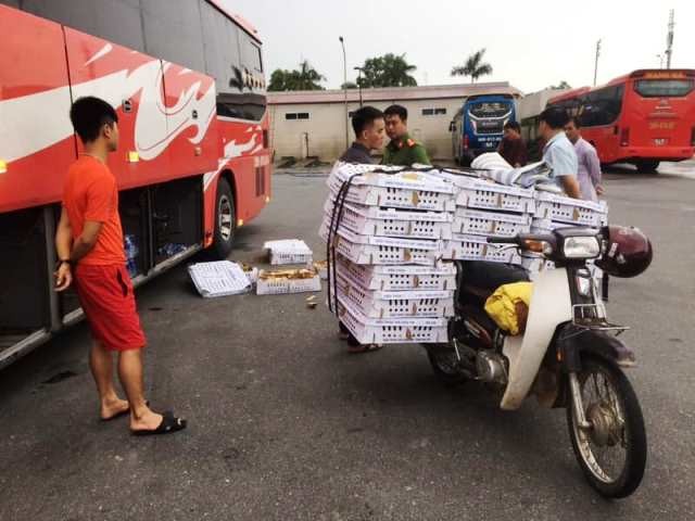 Hà Tĩnh: Bắt xe khách vận chuyển trên 2.000 con gà “lậu“