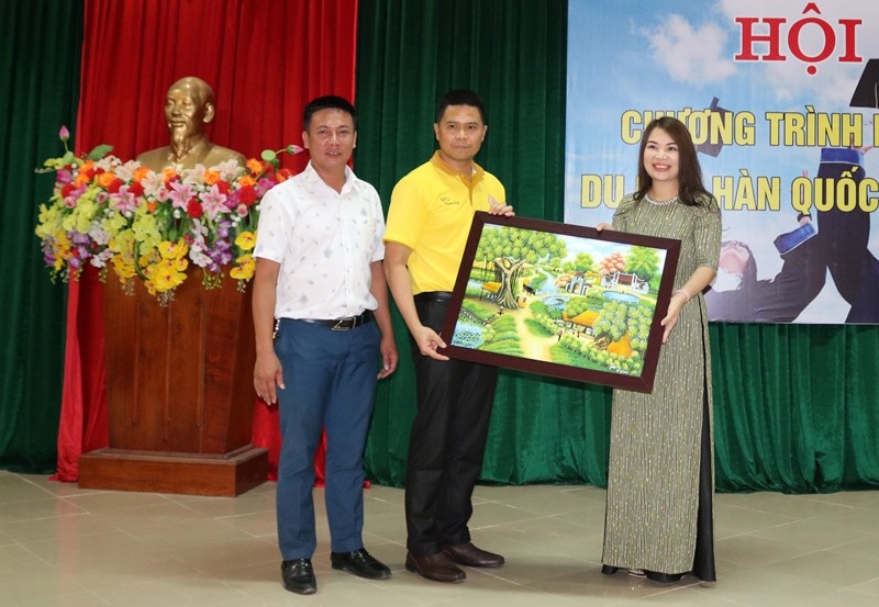 Bà Lê Thị Ngọc Bích - Phó Giám đốc Công ty Hatico (áo dài bên phải) tặng quà lưu niệm cho hiệu trưởng Trường ĐH Nakhon Phannom (Thái Lan)