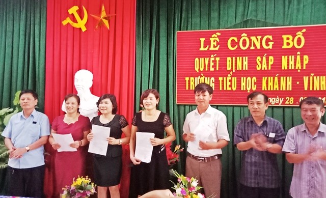 Lãnh đạo Phòng GD&ĐT  huyện Can Lộc trao Quyết định sáp nhập trường tiểu học tại xã Khánh Lộc