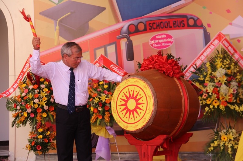 Ông Trần Nam Hồng, Phó Bí thư thường trực Tỉnh uỷ Hà Tĩnh đánh trống khai trường năm học mới.
