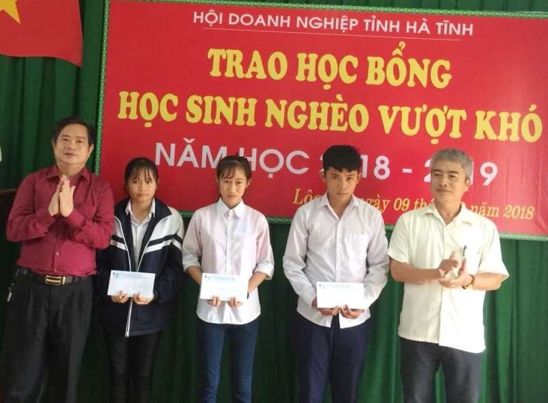 Ông Hoàng Trung Thông (áo đỏ)  Chủ tịch Hội doanh nghiệp Hà Tĩnh trao học bổng cho các học sinh nghèo tại huyện Lộc Hà