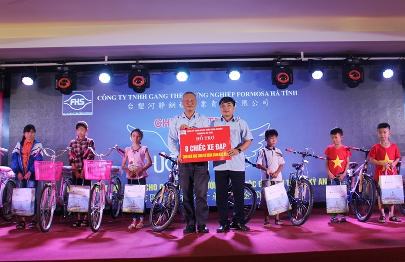 Ông Ngưu Tuấn Phát -Trưởng BQL dự án của Formosa Hà Tĩnh (bên trái) và ông Hoàng Thanh Tùng, Phó trưởng Ban khu kinh tế Hà Tĩnh (bên phải) trao xe đạp cho học sinh nghèo tại thị xã Kỳ Anh.