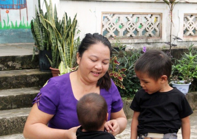 Hàng ngày ngoài việc dạy chữ, cô Hương còn thay bố mẹ chăm sóc, đưa đón các cháu đến trường.