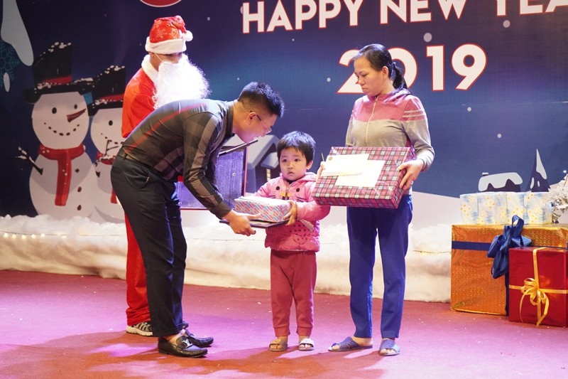 Lãnh đạo nhà trường trao tặng quà cho bé Nguyễn Vũ Khánh Linh