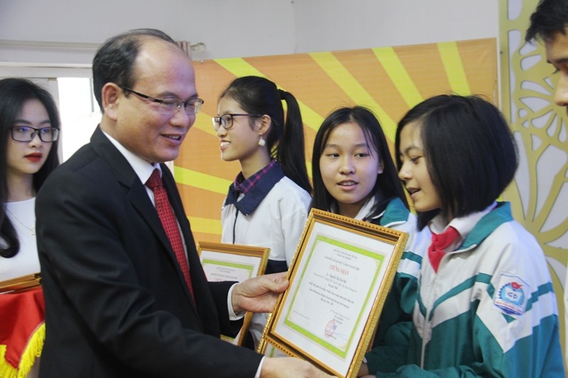 Ông Nguyễn Quốc Anh, Phó Giám đốc Sở GD&ĐT Hà Tĩnh trao giải Nhất cho các thí sinh