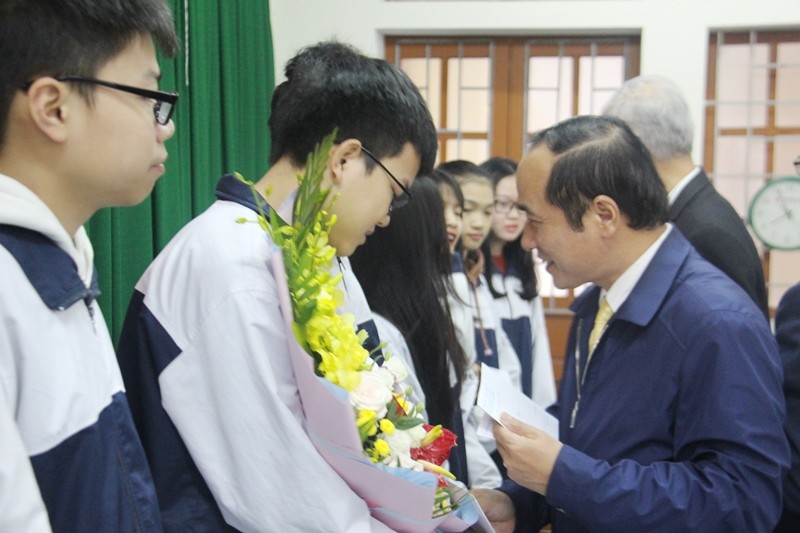 Ông Trần Trung Dũng, Giám đốc Sở GD&ĐT Hà Tĩnh chúc mừng các đội tuyển thi học sinh giỏi Quốc gia.