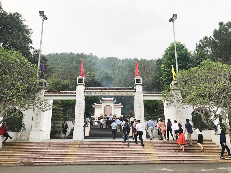 Mỗi ngày có hơn 7.000 lượt khách đến dâng hương, dâng hoa, tham quan tại Ngã ba Đồng Lộc.