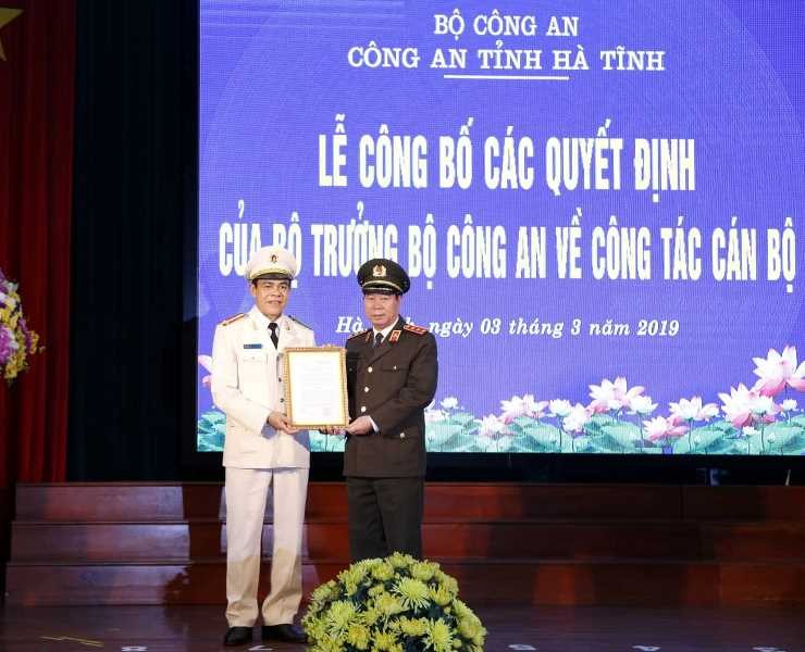 Thượng tướng Bùi Văn Nam trao quyết định bổ nhiệm cho Đại tá Võ Trọng Hải.
