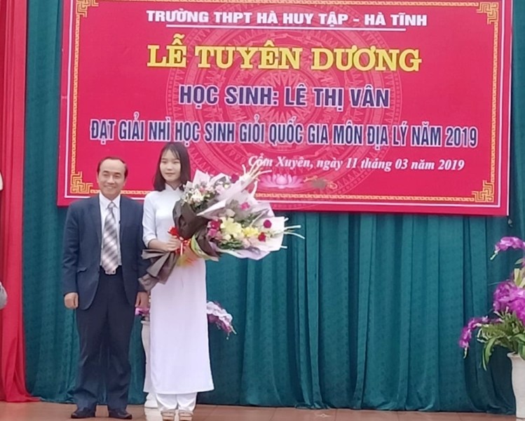 Ông Trần Trung Dũng, Giám đốc Sở GD&ĐT tặng hoa chúc mừng học sinh Lê Thị Vân