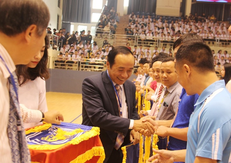 Ông Trần Trung Dũng, Giám đốc Sở GD&ĐT Hà Tĩnh tặng cờ cho các vận động viên.