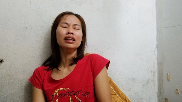 Chị Tô Thị Hợi (34 tuổi, vợ nạn nhân Trần Văn Nhật) đau đớn khi biết chồng mình vừa bị tai nạn.
