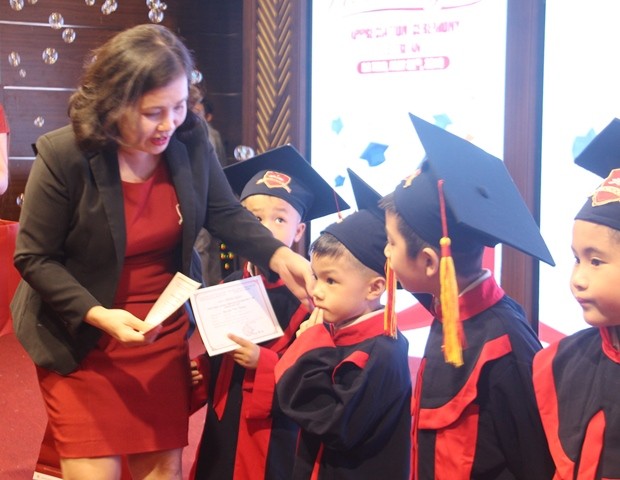 Cô  Hoàng Thị Lan, Hiệu trưởng Trường mần non iSchool trao chứng chỉ  tốt nghiệp cho các bé 5 tuổi.