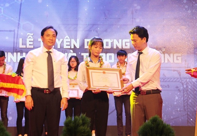 Chủ tịch UBND tỉnh Hà Tĩnh Đặng Quốc Khánh (bên phải) và ông Hoàng Trung Dũng, Phó Bí thư Tỉnh ủy (bên trái) trao tặng bằng khen cho các học sinh đạt giải Nhất.