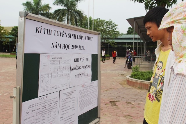 Thí sinh làm đọc quy chế thi tại điểm thi Trường THPT Mai Thúc Loan.