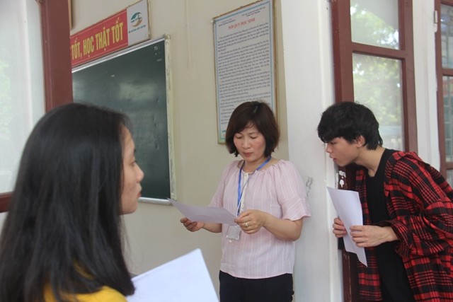 Thí sinh đến làm thủ tục tại điểm thi Trường THPT Phan Đình Phùng, TP. Hà Tĩnh.