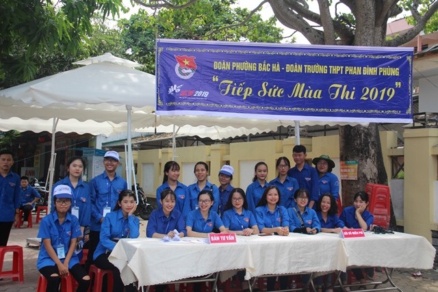 Đoàn TNTN tại điểm thi Trường THPT Phan Đình Phùng, TP.Hà Tĩnh.