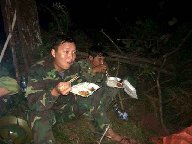 Bữa cơm vội trong đêm của các chiến sĩ cứu hỏa.