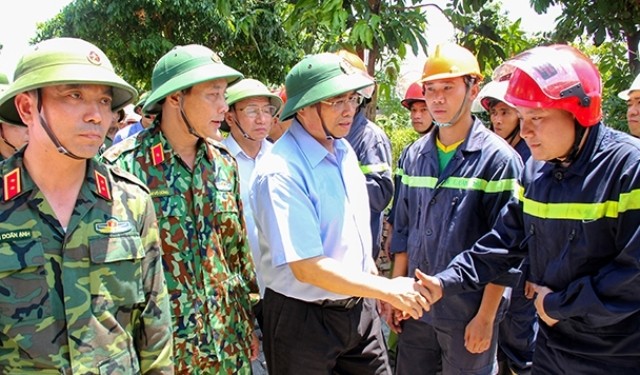 Ông Phạm Minh Chính thăm hỏi, động viên các lực lượng PCCC.
